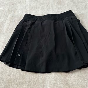 Lululemon tennis skirt - Size 6.